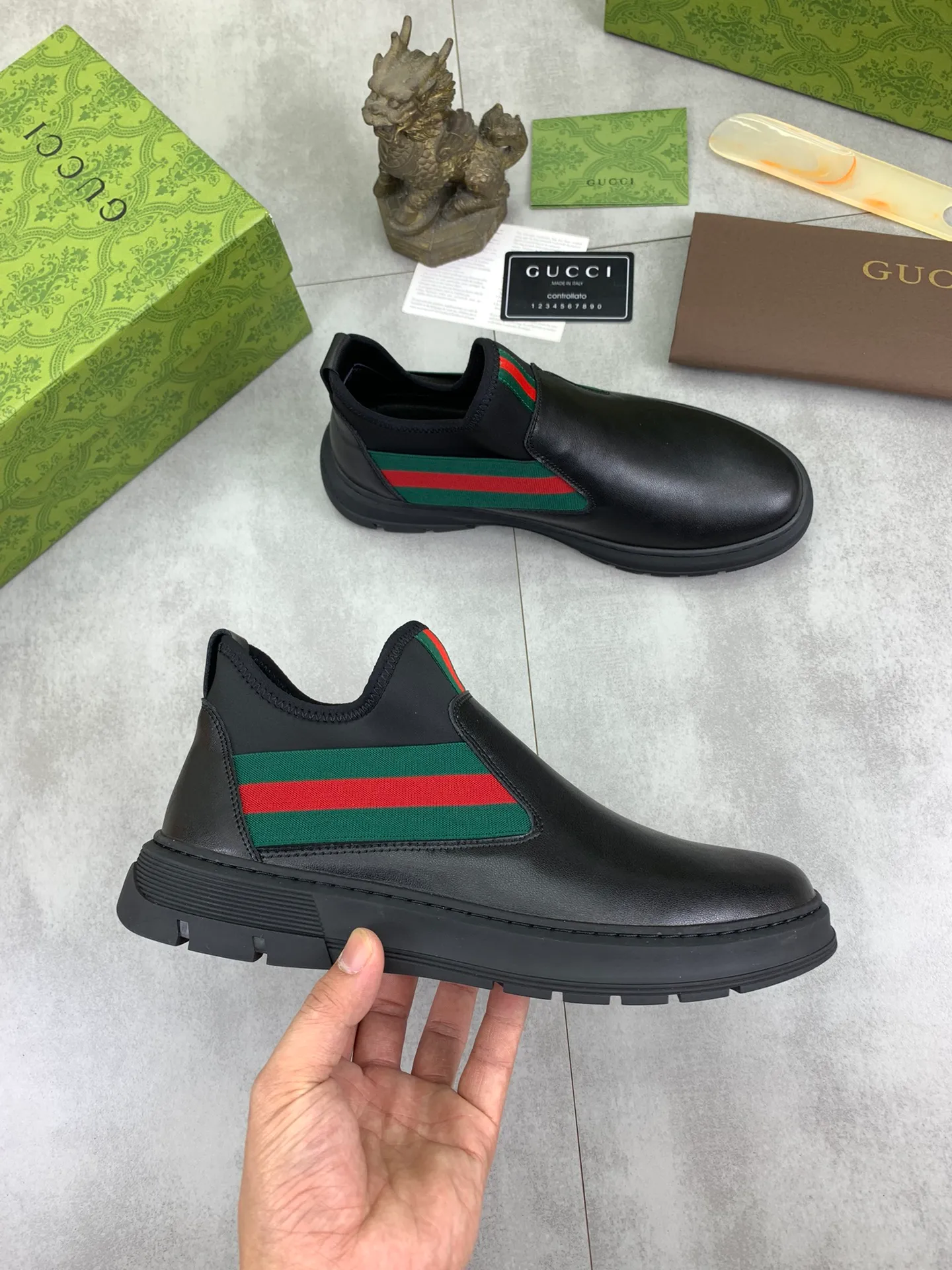 Men's shoes 💰P480 new style, sheepskin and velvet lining, new Gucci (Gucci) high-tops are on the market, new men's shoes, 😘fabrics are selected from original imported calfskin. Soft sheepskin lining and warm fleece lining. The original version is awesome! 👍🏿Original open-molded non-slip PU outsole, with exquisite lines, simple and elegant, super comfortable and classy on foot, suitable for leisure travel. Code number:38-44